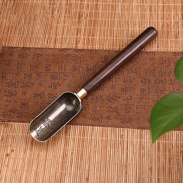 Mosazná lopatka "Yong" s dřevěnou rukojetí